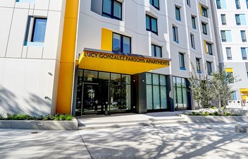 exterior street view of 1323 morse ave apartments